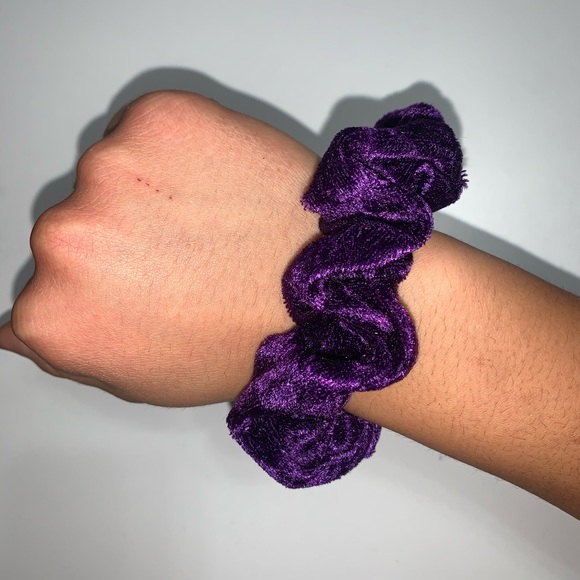 Velvet Scrunchie Set - Picture 3 of 9
